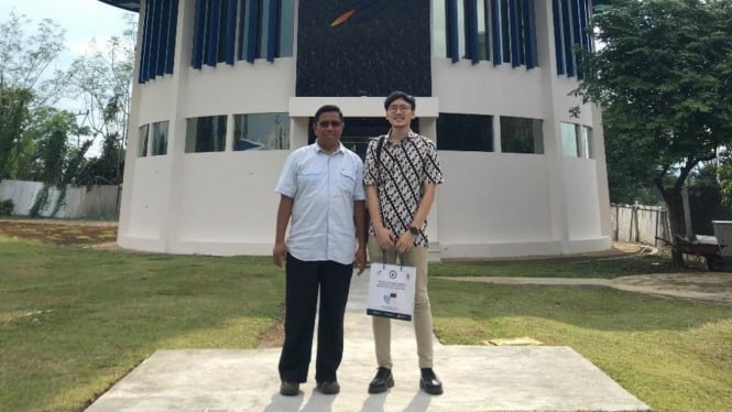Ajie Nikicio (kanan) saat di Pusat Kontrol Misi LAPAN, Bogor, Jawa Barat.