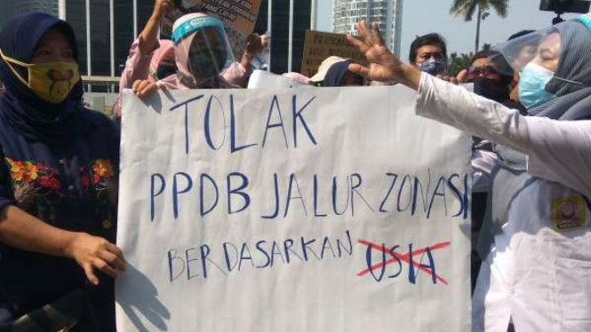 Demo PPDB di depan Kementerian Pendidikan dan Kebudayaan RI Jakarta, Senin 29 Juni 2020.