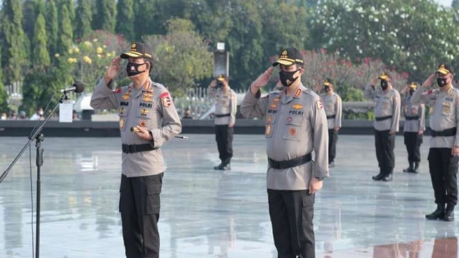 Kapolri Jenderal Polisi Idham Azis memimpin upacara tabur bunga di TMP Kalibata