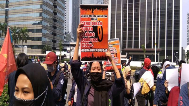 Mahasiswa unjuk rasa di Kemendikbud meminta pembebasan biaya perkuliahan