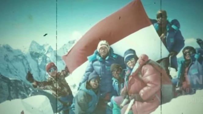 VIVA Militer: Potret Brigjen TNI Iwan Setiawan Kibarkan Merah Putih di Everest