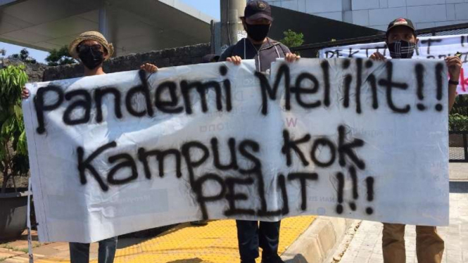 Sejumlah mahasiswa Universitas Gunadarma berunjuk rasa di depan kampus mereka di Jalan Margonda, Depok, Jawa Barat, pada Senin 29 Juni 2020.