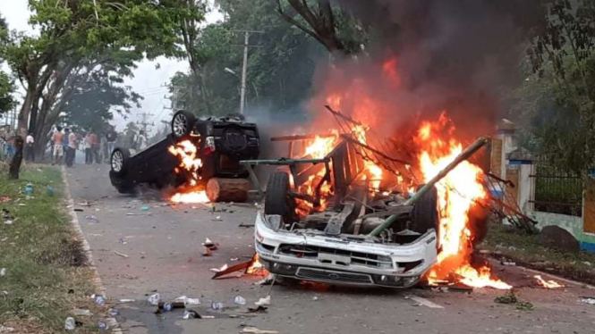 Sekelompok massa membakar sejumlah sepeda motor dan mobil di Desa Mompang Julu, Kecamatan Panyabungan Utara, Kabupaten Mandailing Natal, Sumatera Utara, Senin, 29 Juni 2020.