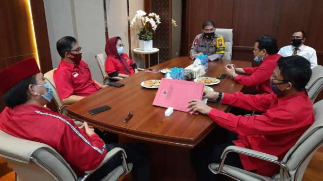 Tim Hukum PDIP Jawa Timur ditemui Wakil Kepala Polda Jawa Timur Brigjen Pol Slamet Hadi Supraptoyo saat melaporkan kasus pembakaran bendera partai itu di Surabaya pada Senin, 29 Juni 2020.
