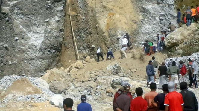 Para penambang menggali tubuh korban yang tertimbun longsoran pasir di NTT