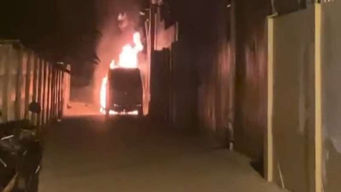 Mobil Alphard milik Via Vallen diduga dibakar