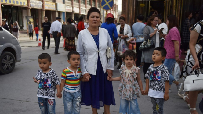 Foto seorang perempuan Uighur bersama anak-anak di kawasan Xinjiang, China bagian barat laut. (Foto ilustrasi) - AFP