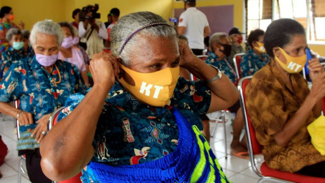 Sejumlah warga antre untuk mendapatkan bantuan sembako dari Pemprov Papua di Panti Jompo Pos Tujuh, Sentani, Jayapura, Papua, Sabtu (2/5/2020)-ANTARA FOTO/GUSTI TANATI