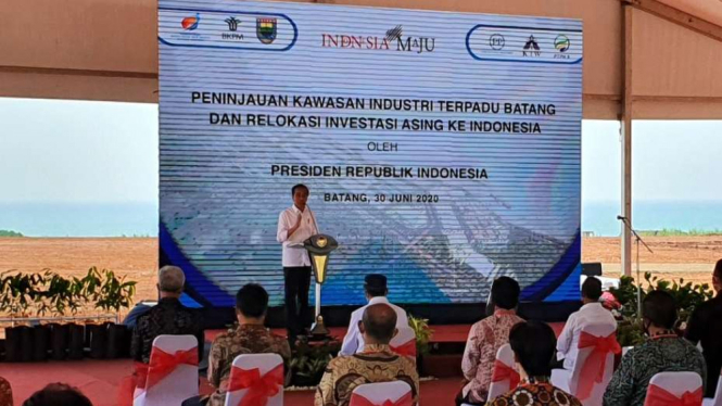 Presiden Jokowi saat di kawasan industri terpadu Batang.