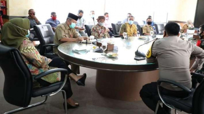 Pertemuan Bupati Bogor dengan Abah Surya Atmaja pada Selasa 30 Juni 2020 sebagai pihak penyelenggara acara yang menghadirkan Raja Dangdut Rhoma Irama.