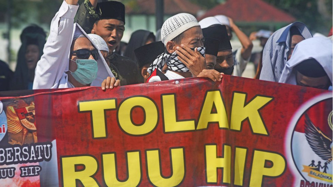 Sejumlah warga yang tergabung dalam Forum Ormas Banten Bersatu (FOBB) berunjuk rasa menolak RUU Haluan Ideologi Pancasila (HIP) di halaman Masjid Agung Kesultanan Banten di Kasemen, Serang, Jumat (26/06).-ANTARA FOTO/ASEP FATHULRAHMAN