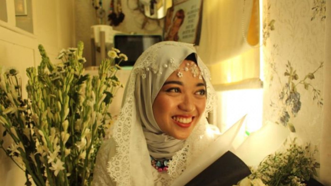 Max Walden dan Shaffira Gayatri baru-baru ini menggelar akad nikah lewat Zoom karena tidak mungkin melakukannya di Surabaya di tengah pandemi virus corona.