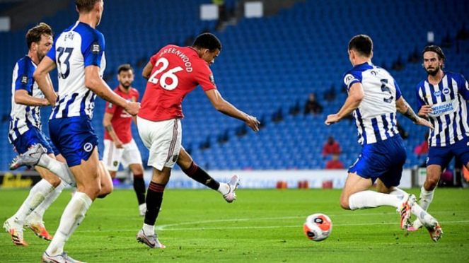 Striker muda Manchester United, Mason Greenwood, cetak gol ke gawang Brighton