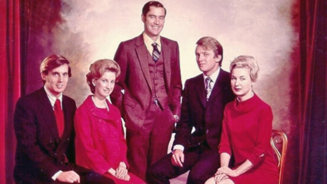 Foto yang tidak bertanggal memperlihatkan Donald Trump dan saudara-saudara kandungnya. Dari kiri ke kanan: Robert, Elizabeth, Fred, Donald, dan Maryanne.-TRUMP CAMPAIGN