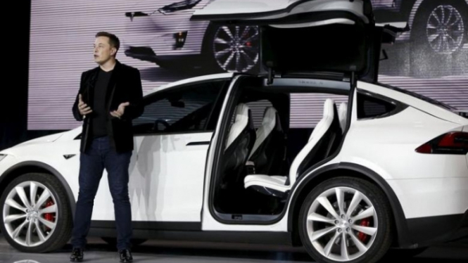 Elon Musk Semringah, Tesla Lebih Berharga dari Toyota dan Disney!. (FOTO: Reuters/Stephen Lam)