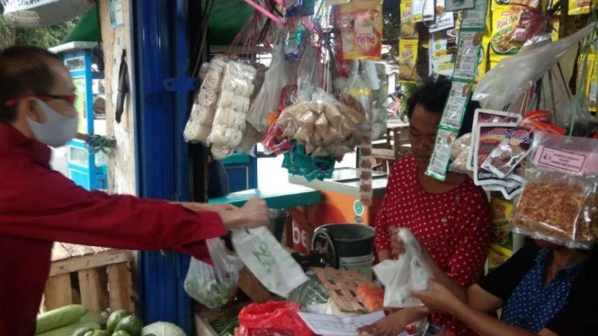 Pedagang di Pasar Kalimalang, Cakung, menyediakan kantong berbahan nabati.