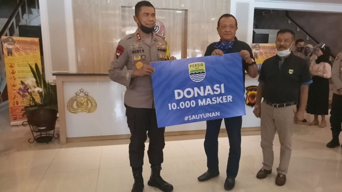 Perwakilan Persib Bandung serahkan bantuan masker