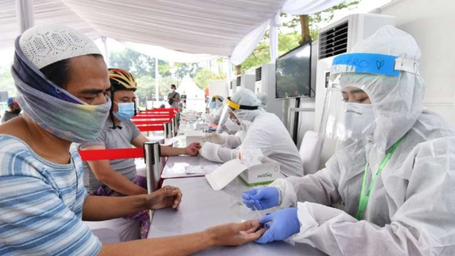 Sejumlah warga dinyatakan reaktif saat mengikuti rapid test massal oleh BIN di Jalan Surya Kencana, Kecamatan Pamulang, Tangerang Selatan, Banten, Kamis, 2 Juli 2020.