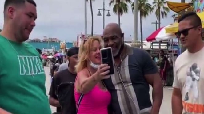 Mike Tyson kunjungi pantai Venice