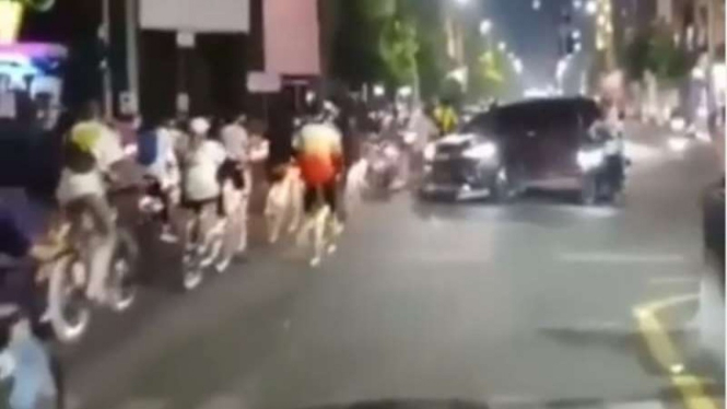 Viral rombongan pesepeda yang menerobos lampu merah