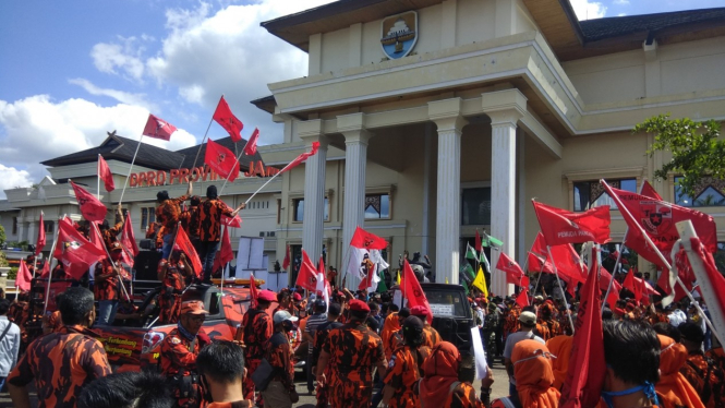 Suasana demo tolak RUU HIP di depan gedung DPRD Jambi