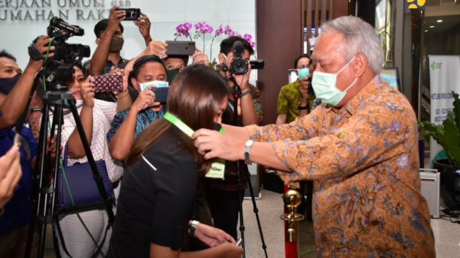 Menteri Basuki ikut pasang kalung antivirus corona ke wartawan