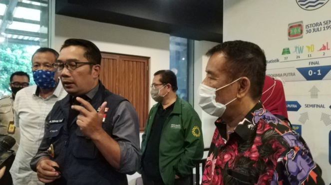 Gubernur Jawa Barat, Ridwan Kamil, saat kawal tes PCR Persib Bandung