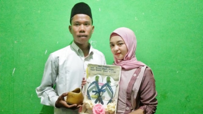 Pernikahan bermahar sandal jepit di Lombok