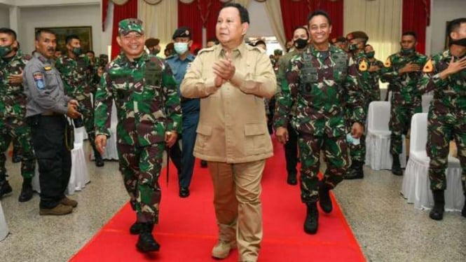 Menteri Pertahanan Prabowo Subianto didampingi Kasad mengunjungi Akmil Magelang.