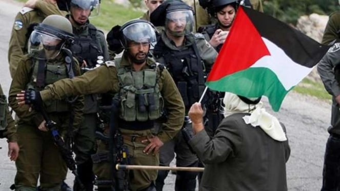 VIVA Militer: Tentara Pertahanan Israel (IDF) menghadang warga Palestina