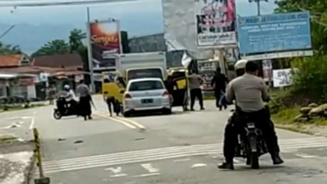 Tangkapan layar aksi video yang memperlihatkan belasan polisi menangkap pengemudi dan kernet mobil boks di Luwu Utara, Sulawes Selatan.