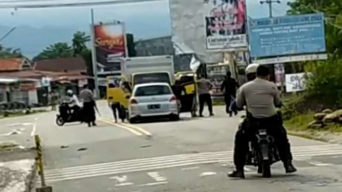 Tangkapan layar aksi video yang memperlihatkan belasan polisi menangkap pengemudi dan kernet mobil boks di Luwu Utara, Sulawes Selatan.