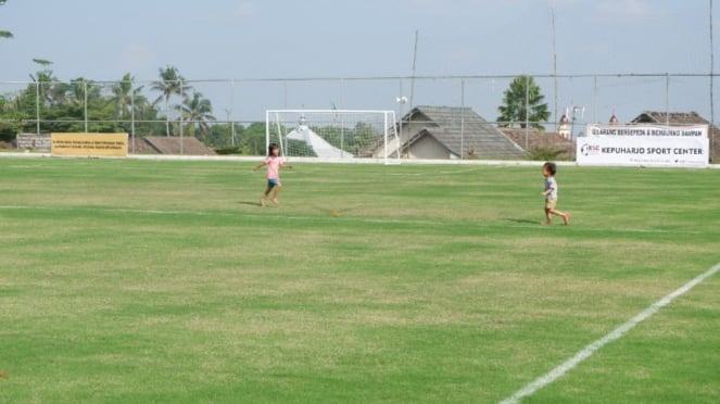 Mimpi warga lereng gunung Merapi melahirkan pemain sepakbola profesional.