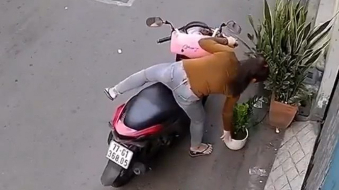 Perempuan pengendara motor mencuri pot bunga