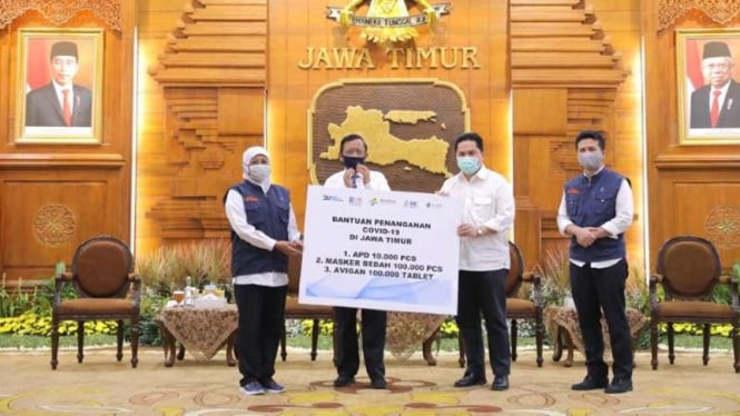 Menkopolhukam Mahfud MD dan Menteri BUMN Erick Tohir menyerahkan bantuan Avigan di Gedung Negara Grahadi Surabaya pada Minggu, 5 Juli 2020.