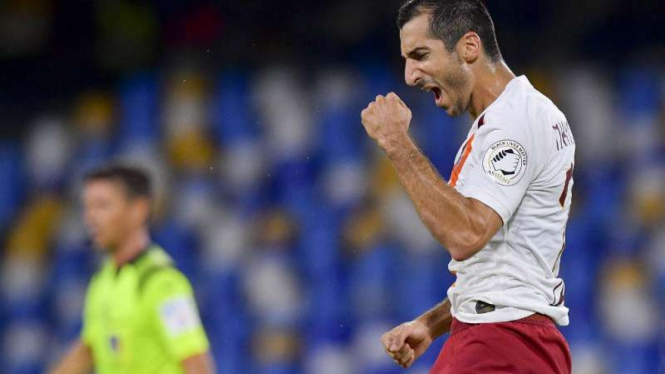Pemain AS Roma, Henrikh Mkhitaryan rayakan gol.