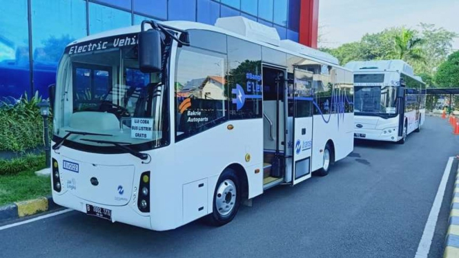Dua unit bus listrik BYD yang sedang diuji coba oleh Transjakarta