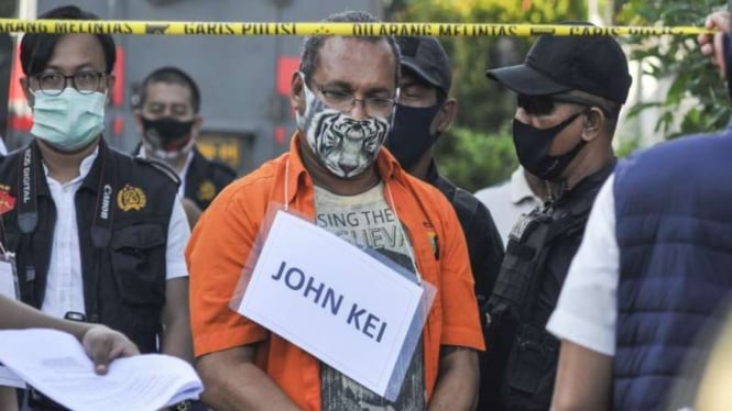 John Kei (tengah) memperagakan reka ulang perencanaan penyerangan di Bekasi 