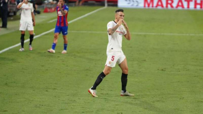 Pemain Sevilla, Lucas Ocampos rayakan gol.