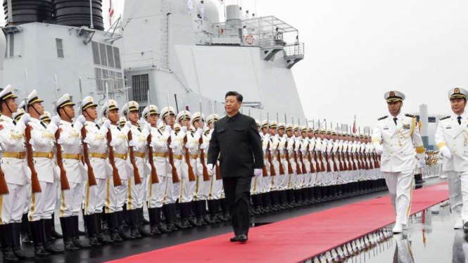 VIVA Militer: Presiden China, Xi Jinping, bersama pasukan Angkatan Laut (PLAN)