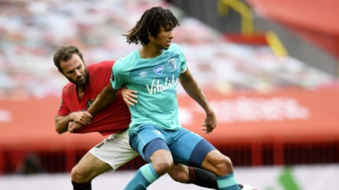 Bek Bournemouth, Nathan Ake, berduel melawan Juan Mata