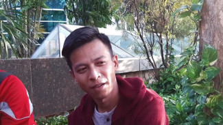 Viral Penjual Buah Mirip Banget Ariel NOAH