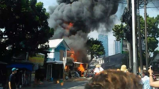 Kebakaran lapak pedagang di Jalan Minangkabau Barat Pasar Rumput Jakarta Selatan