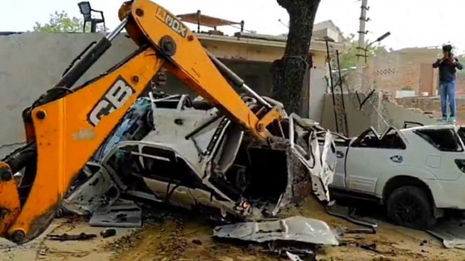 Polisi India hancurkan rumah dan mobil preman Vikas Dubey