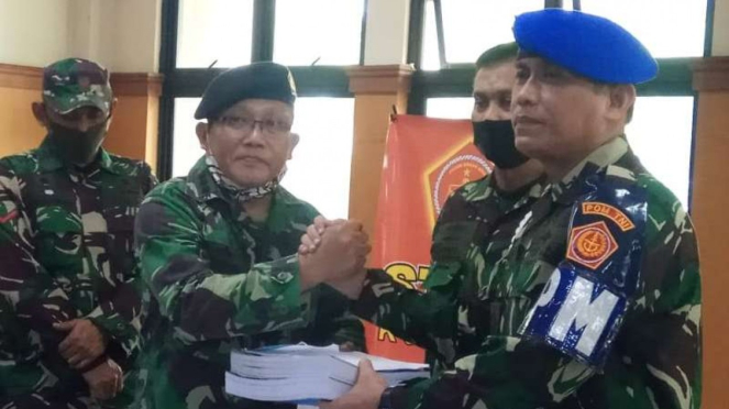 VIVA Militer : Danpuspom TNI menyerahkan berkas oknum TNI AL ke Auditor Militer 