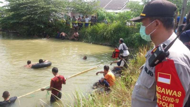 Empat orang anak tenggelam di kolam resapan air perumahan Bekasi.