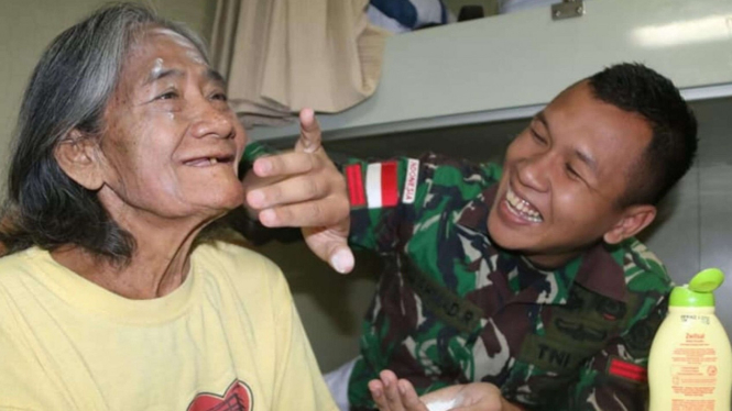 VIVA Militer: Nenek Sumiyati di Perjalanan ke Kediri Bersama KRI Banda Aceh 593