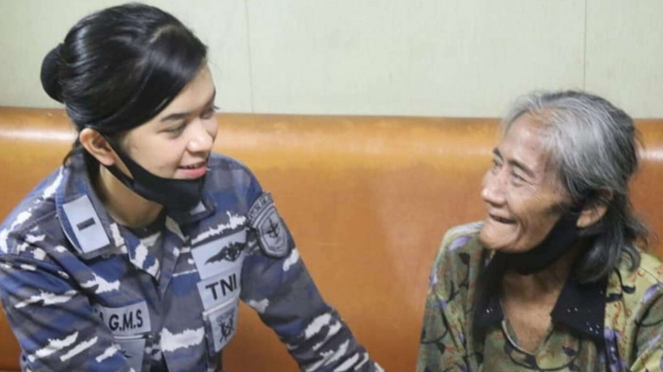 VIVA Militer: Nenek Sumiyati di Perjalanan ke Kediri Bersama KRI Banda Aceh 593