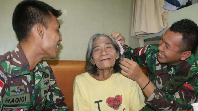 VIVA Militer: Nenek Sumiyati di Perjalanan ke Kediri Bersama KRI Banda Aceh 593