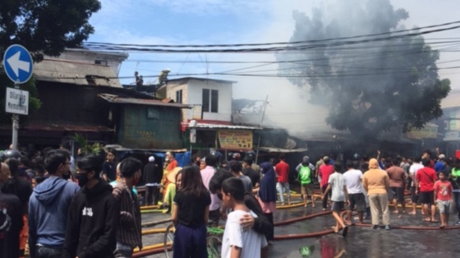 Kebakaran lapak pedagang di Jalan Minangkabau Barat Pasar Rumput Jakarta Selatan